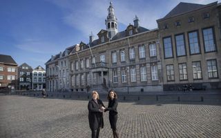 De wethouders Smitsmans (l) en Fick voor het uit de 16e eeuw stammende stadhuis in Roermond. Ze werken goed samen. „Dat ligt eveneens aan onze stijl; we zijn allebei doeners.” Wat ook helpt: „We hebben gescheiden portefeuilles.” beeld Jeroen Kuit