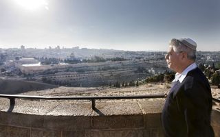 JERUZALEM. Shimon Dunner vocht in de Zesdaagse Oorlog mee tijdens de bevrijding van Jeruzalem. Hij tuurt naar de Leeuwenpoort, waar de eerste Joodse soldaten de Oude Stad binnengingen. beeld RD, Henk Visscher