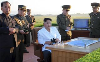 PYONGYANG. De Noord-Koreaanse dictator Kim Jong Un maakte de rakettest van maandag hoogstpersoonlijk mee, blijkt uit deze opname. beeld AFP, KCNA