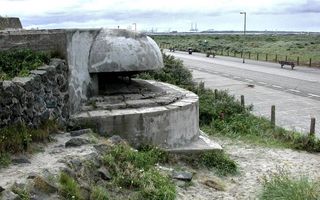 Bunker bij Hoek van Holland, een van de vele overblijfselen van de Atlantikwall. beeld RD, Anton Dommerholt