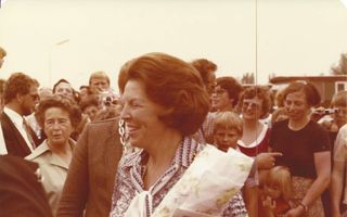 Bezoek aan de evacués van de gifwijk in Lekkerkerk op zaterdag 14 juni 1980. beeld J. Passchier