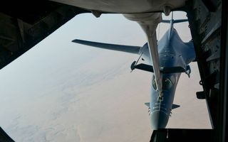 Een KC-135 Stratotanker tankte zaterdag een B-1-bommenwerper bij in de lucht die deelnam aan de aanvallen op Syrië.  beeld AFP, US Air Force