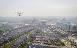 Een drone hangt bij Alblasserdam. De foto is met een drone gemaakt. beeld Cees van der Wal