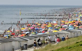 Zomerdrukte op het strand bij Zoutelande: een voorbeeld van gebrek aan privcay waar veel Nederlanders niet moeilijk over doen. beeld Erald van der Aa