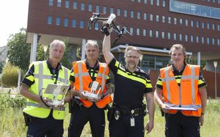 Politiemensen in Apeldoorn met een drone. beeld RD, Anton Dommerholt