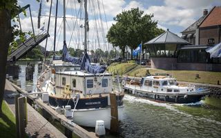 Toegang naar de Oosterhaven in de historische binnenstad van Medemblik. Het is een geliefde plek voor de ”bruine vloot”.  beeld RD, Henk Visscher