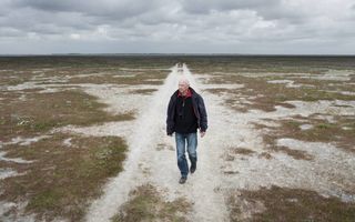 Jan Pieter Dijkstra is geboren en getogen op Schiermonnikoog. „Er zijn tegenwoordig eilandbewoners die niets met natuur hebben.”  beeld Sjaak Verboom