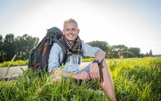 Wouter Kleijbeuker (26) met zijn favoriete reisblouse: „honderd procent katoen, dat is heerlijk luchtig.” beeld RD, Cees van der Wal