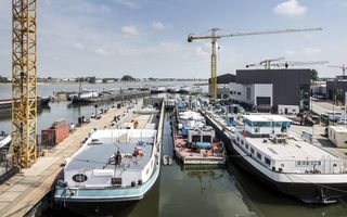 De Beatrixhaven, een van de twee havens in Werkendam, is vol in gebruik voor het afbouwen en repareren van schepen. beeld RD, Henk Visscher