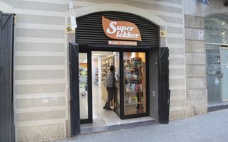 De winkel Super Lekker in Barcelona verkoopt allerlei Nederlandse producten, waaronder de frikandel. beeld Lex Rietman