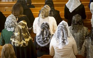 „De huidige hoed met rand vindt zijn oorsprong in de vroegere hoofdbedekking voor de vrouw tijdens de samenkomst van de gemeente Gods, namelijk de ”kefalè” (sjaal of sluier).” Foto: Syrisch-orthodoxe christenen in het klooster Ephrem te Glane (Overijssel)