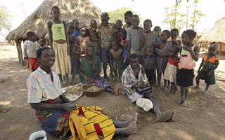 Een brede familie in Massawa, Mozambique. De familie vormt vanouds het hart van de Afrikaanse samenleving. beeld AFP, Alexander Joe