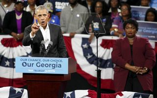 Oud-president Obama reist het land door om partijgenoten te steunen. Vrijdag was hij in Atlanta, in de staat Georgia, om de Democratische kandidaat Abrams (r.) te steunen.  beeld EPA, Tami Chappell