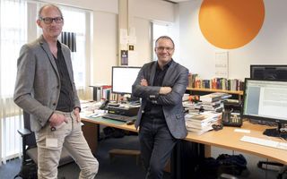 Jan Auke Brink (l.) en Lodewijk Born, beiden redacteur Geloven bij het Friesch Dagblad. beeld Sjaak Verboom