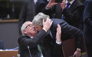 Op de EU-top maakt May (r.) geen krachtige indruk meer. Links voorzitter Juncker.  beeld AFP, Emmanuel Dunand