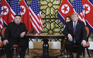 De Amerikaanse president Donald Trump en de Noord-Koreaanse leider Kim Jong-un slaagden er woensdag en donderdag tijdens een top in Vietnam niet in een akkoord te bereiken over verdere denuclearisering van Noord-Korea, in ruil voor het versoepelen van Ame
