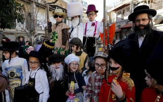 Purim is een uitbundig volksfeest. beeld AFP, Menahem Kahana