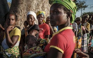 Vrouwen wachten op hulpgoederen in Estaquinha, ten westen van Beira, Mozamique. beeld CHIBA/AFP, Yasuyoshi