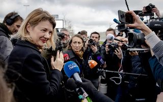 Een Oekraïense delegatie komt maandag aan bij het zwaarbeveiligde Justitieel Complex Schiphol, waar het MH17-proces van start ging. Beeld ANP, Sem van der Wal