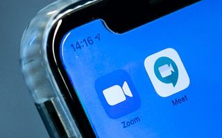 De apps van Zoom en Google Hangouts op een telefoon. Ze zijn populair om te gebruiken voor overleg met collega's nu Nederlanders veel thuiswerken. beeld ANP, Remko de Waal