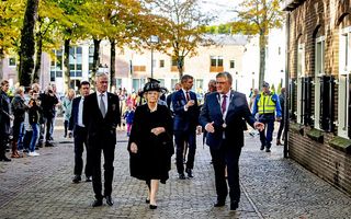 Prinses Beatrix in Putten. Rechts burgemeester H. A. Lambooij (SGP). beeld ANP