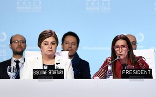 Bedrukte gezichten tijdens de moeizame onderhandelingen in Madrid. beeld AFP, Oscar del Pozo