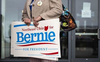Aanhangers van Bernie Sanders verlaten een centrum in Cleveland, nadat een campagenbijeenkomst was afgelast wegens het coronavirus. beeld AFP