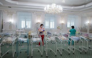 Mei 2020: kinderen wachten op hun pleegmoeders in Hotel Wenen in de Oekraïense hoofdstad Kiev. Vanwege de coronamaatregelen mochten de wensouders hun kinderen niet ophalen. beeld EPA, Sergey Dolzhenko