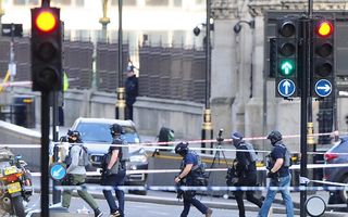 Bij een vermoedelijke aanslag buiten het Brits parlement is woensdag zeker een persoon om het leven gekomen. Ten minste tien personen raakten gewond toen een man met een zogeheten 4x4 inreed op voetgangers op de Westminster Bridge. beeld AFP