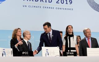 De voorzitter van het IPCC, Hoesung Lee, tweede van links tijdens een klimaatconferentie vorig jaar in Spanje. beeld AFP, ​Christina Quicler