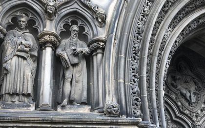 Naast de hoofddeur van de St. Gileskerk in Edinburgh is een beeld van de reformator John Knox aangebracht. Knox preekte veel in de kerk. beeld RD