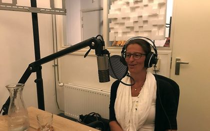 Rineke Heij van de NPV in de podcaststudio. beeld RD