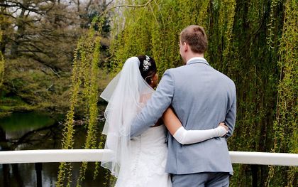 Joost van der Torre en zijn Pakistaanse bruid, die vrijdag uit vreemdelingendetentie kwam. De op 31 mei geplande uitzetting naar Pakistan gaat niet door. beeld RD