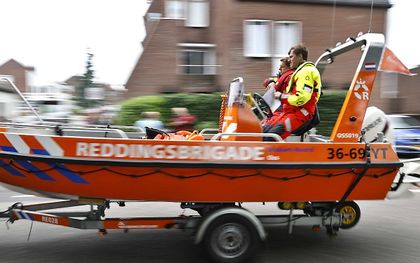 Leden van de reddingsbrigade zijn actief in het gebied nadat een dijk langs het Julianakanaal is doorgebroken. Het water heeft een groot gat geslagen. In Limburg is veel overlast door hoogwater en zware regenval. beeld ANP, Sem van der Wal