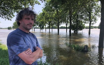Pieter Maas uit Heukelom bij de overvolle Maas. Beeld RD