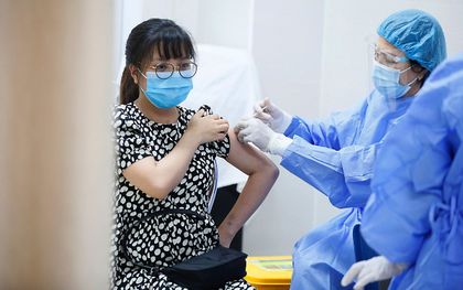 Een zwangere vrouw krijgt een prik in Hanoi, Vietnam. beeld EPA, Luong Thai Linh