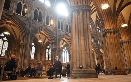Een dienst met coronabeperkingen in een kathedraal in het Engelse Lichfield. beeld AFP, Oli Scarff