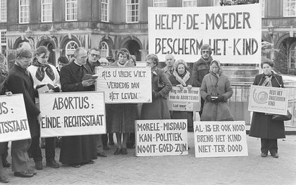 Demonstratie op het Binnenhof op 16 december 1980, twee dagen voordat de Tweede Kamer instemde met de abortuswet. beeld Marcel Antonisse