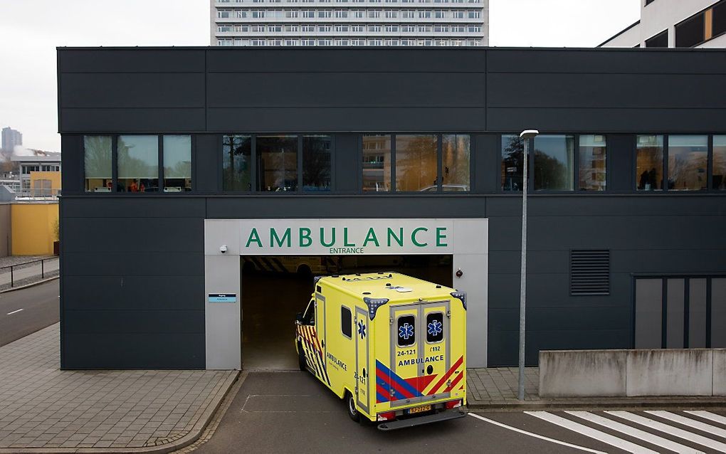 Een ambulance arriveert bij het Zuyderlandziekenhuis in Heerlen. beeld ANP, Bas Czerwinksi