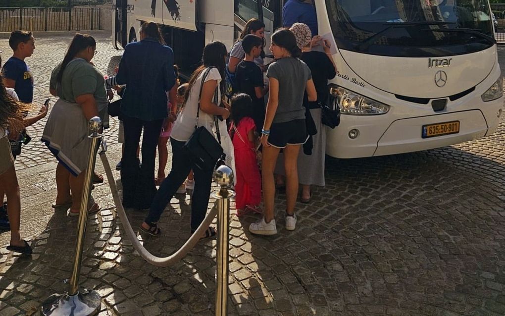 Toeristenbussen vervoeren evacués. beeld Jeannette Gabay-Schoonderwoerd