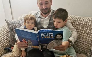 Een Hongaarse vader leest zijn kinderen voor uit de kinderbijbel. beeld stichting HOE