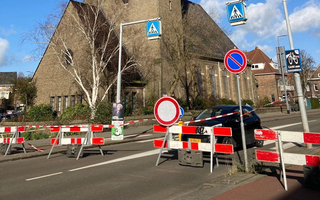 De straat voor de Oranjekerk in Rotterdam is afgezet vanwege stormschade. De diensten voor zondag zijn afgeslast. beeld Jurek Woller