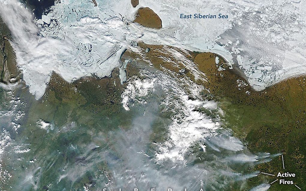 Satellietopname van rookwolken boven Siberië. beeld EPA