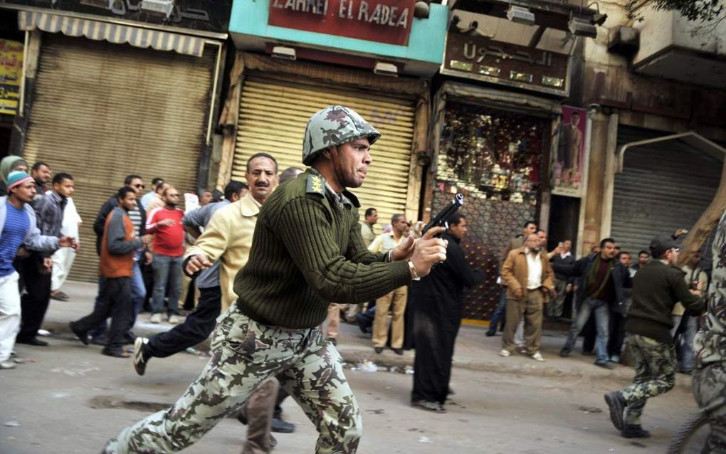 Een Egyptische soldaat schiet in de lucht tijdens demonstraties in Cairo. Foto EPA