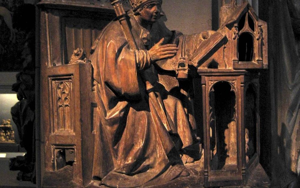 Ambrosius van Milaan in zijn werkkamer. Spaans reliëf uit ca. 1500. beeld Wikimedia