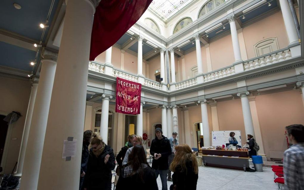 Studenten woensdag in de hal van de facuteit Geesteswetenschappen, die bezet is, in Utrecht. Foto ANP