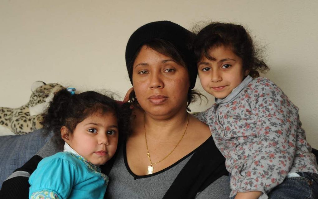 Mariam Al Shewelly en haar dochters Fedjr (l.) en Hajr werden eerder deze maand uitgezet naar Irak. Foto Hans Veenhuis