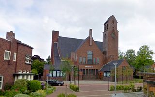 Buitenkant Goede Herderkerk te Bedum. Kerkgebouw met toren.
