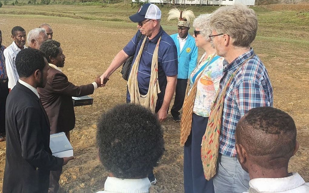 Dick Kroneman overhandigde recent de Bijbel in de Unataal aan de Una's, op Papoea. beeld Kars Kroneman