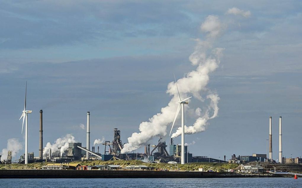 Als duurzaam ondernemen verliesgevend is, loopt de continuïteit van het bedrijf gevaar wanneer de concurrentie heviger wordt. Foto: Industrie in de haven van IJmuiden. beeld ANP, Remko de Waal